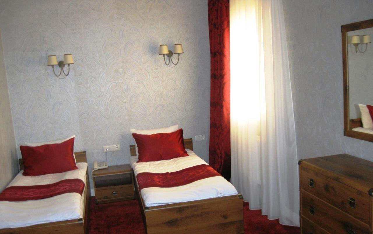 Kera Hotel Nesterenki ภายนอก รูปภาพ